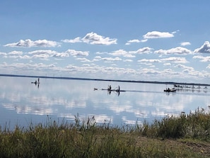 Un lac paisible, avec des bateaux et des gens.