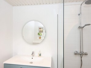 House | Bathroom - 5 Person Holiday Home in Farvang (Farvang)