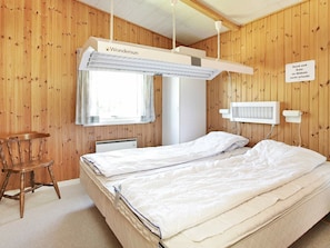 4 bedrooms, cribs/infant beds