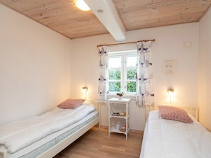 3 bedrooms, cribs/infant beds