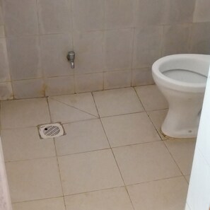 Single Room | Bathroom | Shower, rainfall showerhead, free toiletries, slippers - Charity Lodge (Nakuru)