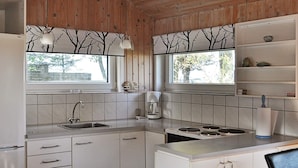 Coffee/tea maker, fridge, highchair - Cozy Holiday Home in Hals near Sea (Hals)