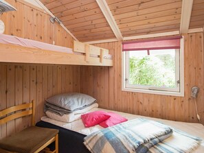 2 Schlafzimmer, Babybetten, individuell eingerichtet