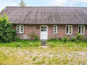 A brick building with a tiled roof, a central door, and windows on either side. - 5 Person Holiday Home in Hojer (Højer)