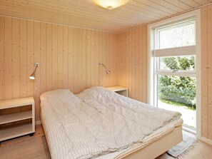 3 bedrooms, cribs/infant beds