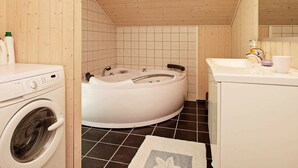 Bathroom - Gorgeous Holiday Home in Frørup With Whirlpool (Frørup)
