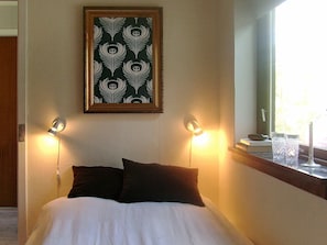 1 bedroom, cribs/infant beds