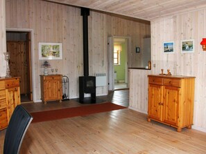 3 bedrooms, cribs/infant beds