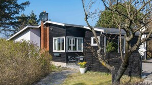 Exterior - Chic Holiday Home in Hovedstaden near Sea (Gilleleje)