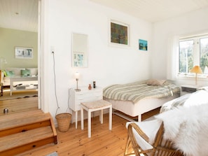 4 bedrooms, cribs/infant beds