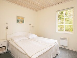 2 bedrooms, cribs/infant beds