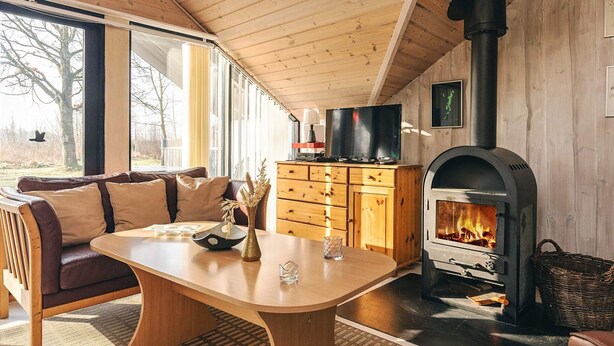Un salon chaleureux avec une table en bois, un canapé et une cheminée.