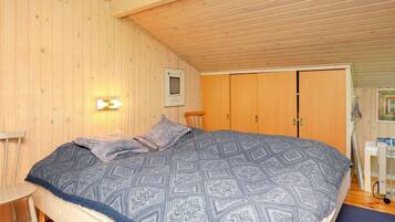 2 bedrooms, cots/infant beds