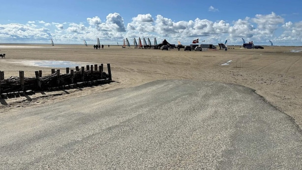A beach with a sandy area and a paved path. - 5 Person Holiday Home in Romo-by Traum (Rømø)