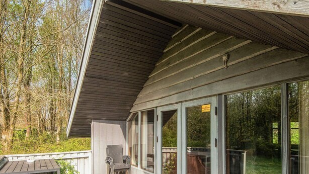 A modern house with a large deck, sliding glass doors, and a covered patio area. - 7 Person Holiday Home in Toftlund (Toftlund)