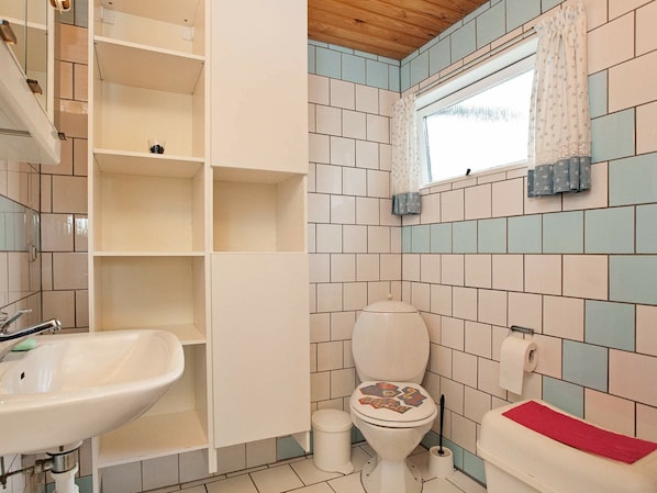 Bathroom - Modern Holiday Home in Eskebjerg Near Sea (Eskebjerg)