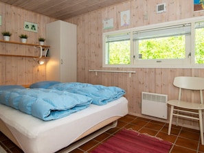 4 bedrooms, cribs/infant beds