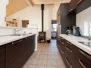 3 bedrooms, cribs/infant beds