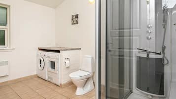 4 bedrooms, cribs/infant beds