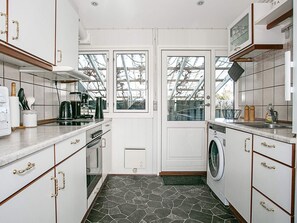 House | Private kitchen | Highchair - Secluded Retreat by Water - By Traum Ferienwohnungen (Faaborg)