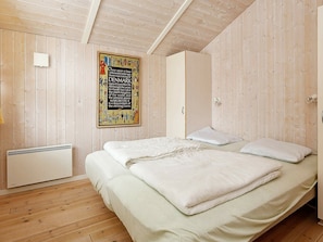 3 bedrooms, cribs/infant beds