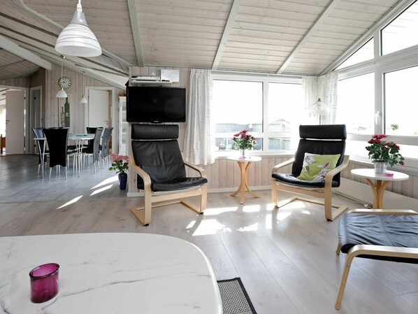 DVD player, MP3 dock - Sprawling Holiday Home at Hvide Sande With Indoor Whirlpool (Hvide Sande)