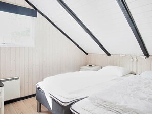 3 bedrooms, cribs/infant beds