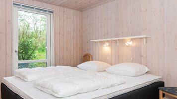3 bedrooms, cribs/infant beds