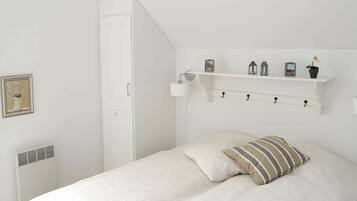 4 bedrooms, cots/infant beds