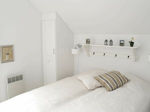 4 bedrooms, cribs/infant beds