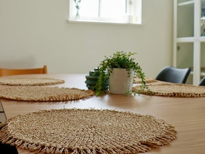 A table with woven placemats and a potted plant. - 4 Star Holiday Home in Gjern (Gjern)