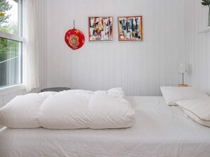 3 bedrooms, cribs/infant beds