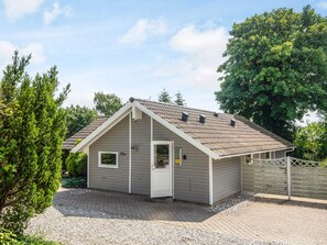 Ein kleines, eingeschossiges Gebäude mit Satteldach, einer Haustür und einem kleinen Fenster.