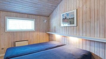 3 Schlafzimmer, individuell eingerichtet, Babybetten