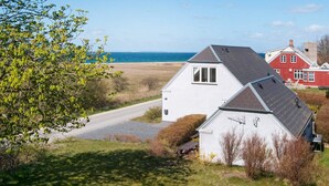 Exterior - Charming Holiday Home in Midtjylland With Terrace (Knebel)