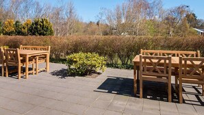 Balcony - Charming Holiday Home in Midtjylland With Terrace (Knebel)