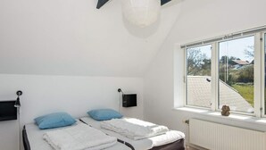 4 bedrooms, cots/infant beds - Charming Holiday Home in Midtjylland With Terrace (Knebel)