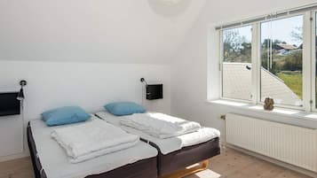 4 bedrooms, cots/infant beds