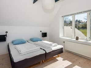 4 bedrooms, cribs/infant beds