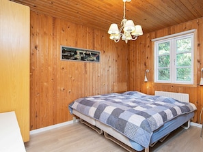 3 bedrooms, cribs/infant beds