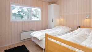4 bedrooms, cribs/infant beds - 6 Person Holiday Home in Albaek (Aalbaek)