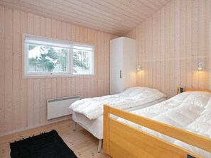 4 bedrooms, cribs/infant beds