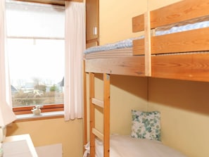 2 bedrooms, cribs/infant beds