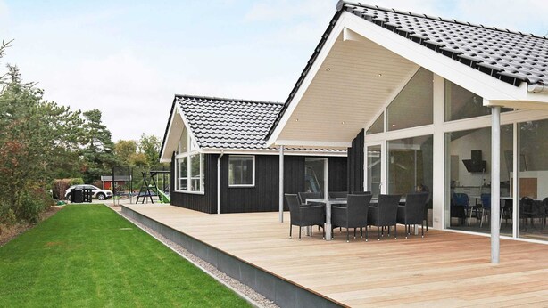 A modern house with a large deck, a swimming pool, and a well-maintained lawn. - Luxury Retreat With Pool - By Traum Ferienwohnungen (Gørlev)