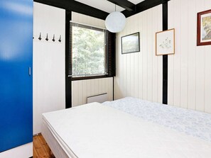 3 bedrooms, cribs/infant beds
