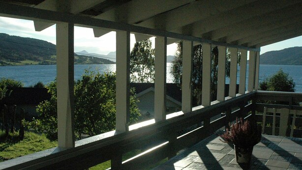 A covered outdoor area with a view of a lake and mountains. - Holiday Home in Åfarnes (Rauma)