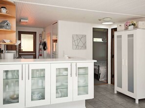 2 bedrooms, cribs/infant beds