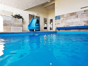 Casa | Piscina | Una piscina cubierta, una piscina al aire libre