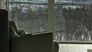 A room with a large window offering a view of trees and a bridge. - Holiday Home in Kvalsund (Hammerfest)