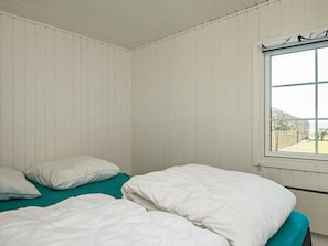 1 bedroom, cribs/infant beds